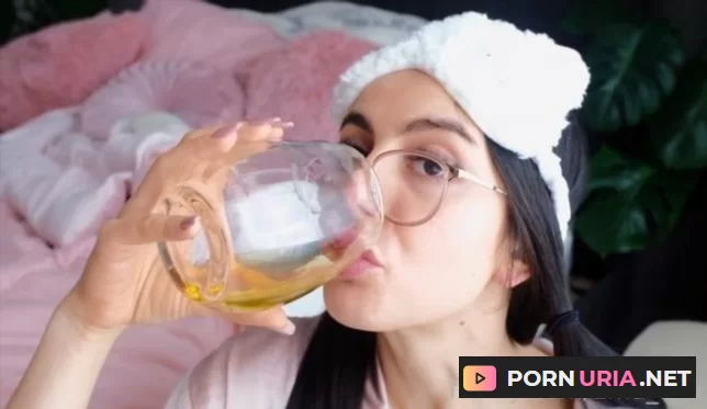 Ema Lee - Waking Up To a Glass of Hot Yellow Piss [Full HD] 101.6 MB